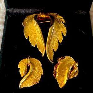 Vintage JJ,, gold tone, leaf brooch, and earring set ￼